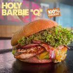 Bild des Holy Barbie 'Q' Burger mit gegrilltem Hähnchenbrustfilet, Bacon, Guacamole, Mango-Chutney, Salat und einem Brioche Bun bei HolyMoly Burger & Bar Neuwied