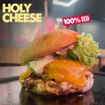 Bild des Holy Cheese Burger mit doppeltem Käse, Eifel Beef Patty, Bacon-Onion-Chutney, Mozzarella, Salat und Holy Sauce in einem Brioche Bun bei HolyMoly Burger & Bar Neuwied