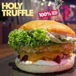 Bild des Holy Truffle Burger mit Eifel Beef Patty, Trüffelmayo, Cheddar, roter Beete, Salat und einem Brioche Bun bei HolyMoly Burger & Bar Neuwied